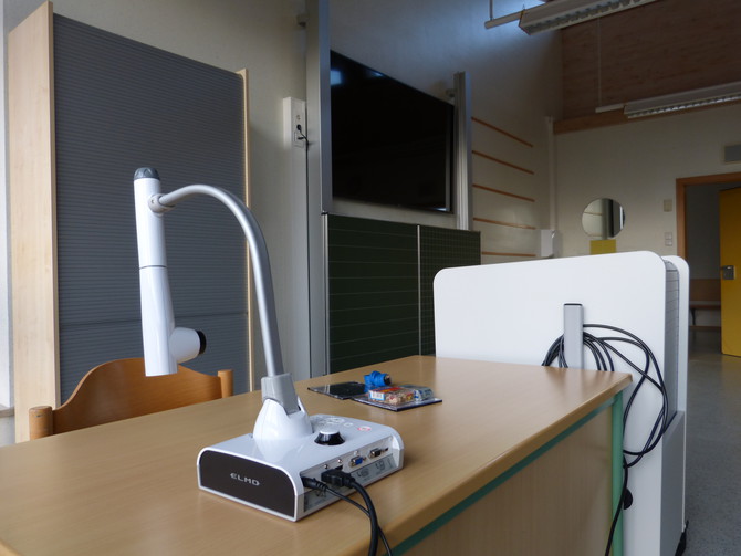 Im September 2019 wurden einzelne Klassenzimmer mit einer Dokumentenkamera, einem Flachbildmonitor sowie einem Medienwagen mit Laptop und Lautsprechern ausgestattet.
